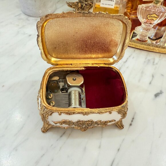 Vintage Hollywood Regency Music Box/Trinket Box Works! - Picture 10 of 16